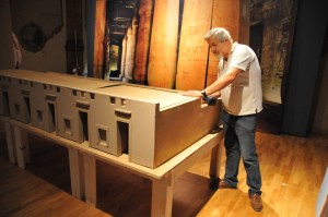 Maurizio Sfiotti durante l'allestimento a Palazzo Sarcinelli del modellino del tempio di Sethi I