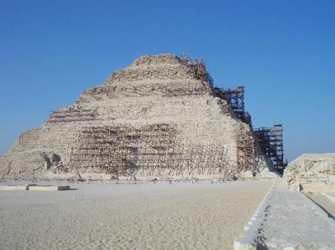 La piramide del faraone Zoser a Saqqara con le impalcature per i restauri