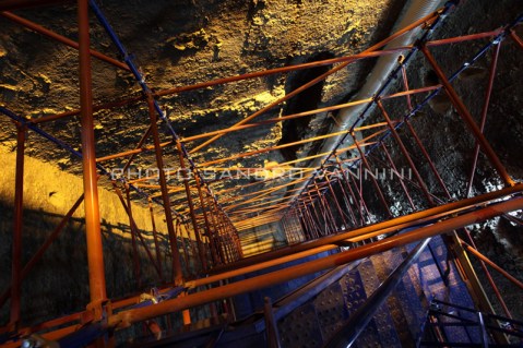 La selva di impalcature che si articolano nel cuore della piramide di Zoser