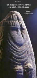 2002, 13. Rassegna: statua-stele antropomorfa dal museo di Riva del Garda 