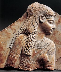 La bellissima Cleopatra VII in un rilievo