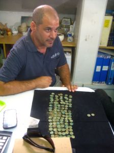 L'archeologo Pablo Betzer in laboratorio con le monete ritrovate ad Abu Ghosh