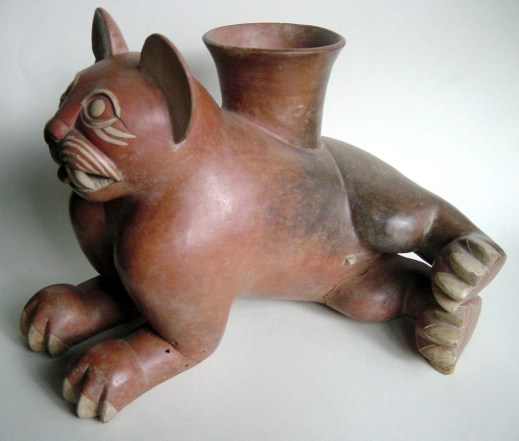 Il vaso Moche (100-500 d.C.) raffigura un giaguaro sdraiato su un fianco con la testa eretta