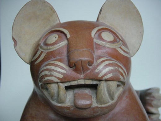 Il vaso fittile che raffigura un giaguaro (cultura Moche) esposto alla Rassegna di Rovereto 