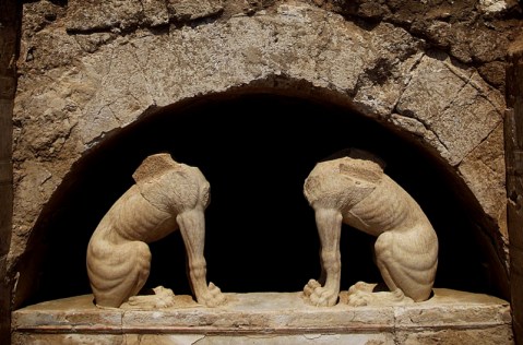 Le due sfingi, preziose sculture del IV secolo a.C., sono a guardia della tomba di Anfipoli