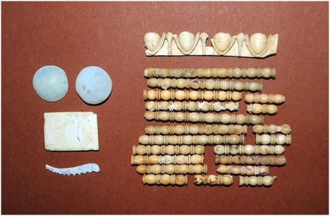 Frammenti del corredo recuperati insieme con i resti ossei del "padrone" della tomba