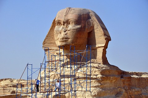 Le impalcature avvolgono la Sfinge: i restauri appena conclusi sono durati quattro anni
