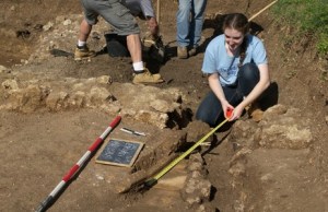 Giovani impegnati nello scavo archeologico a Campo della Fiera