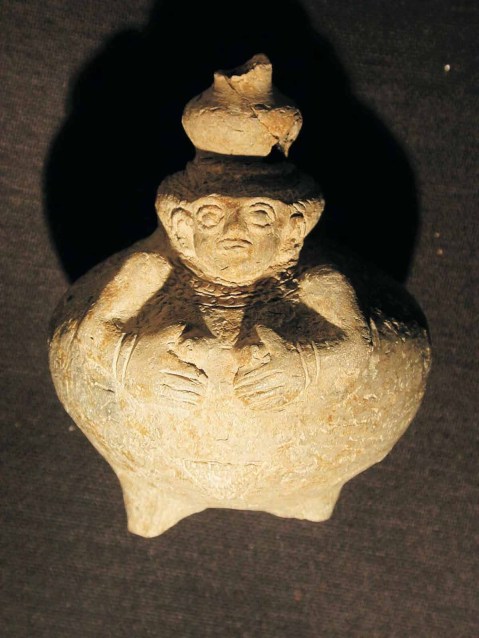 La cosiddetta “Signora degli Inferi”, piccola giara antropomorfica trovata nella fossa necromantica di Urkesh