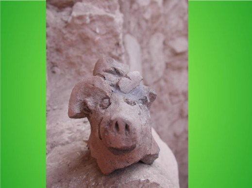 Un maialino in terracotta a ricordare gli animali sacrificati per evocare gli antenati