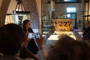 Già numeroso il pubblico accorso a Cerveteri per ammirare i capolavori di Eufronio