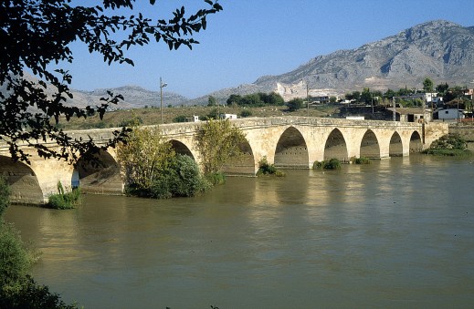 L'imponente ponte romano sul fiume  Ceyhan, uno dei monumenti di Misis