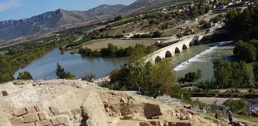 Il fiume Ceyhan attraversato dal ponte romano lambisce la collina di Misis in posizione strategica