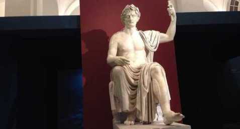 Il "divo" Augusto accoglie i visitatori della mostra "Augusto e la Campania" all'Archeologico di Napoli