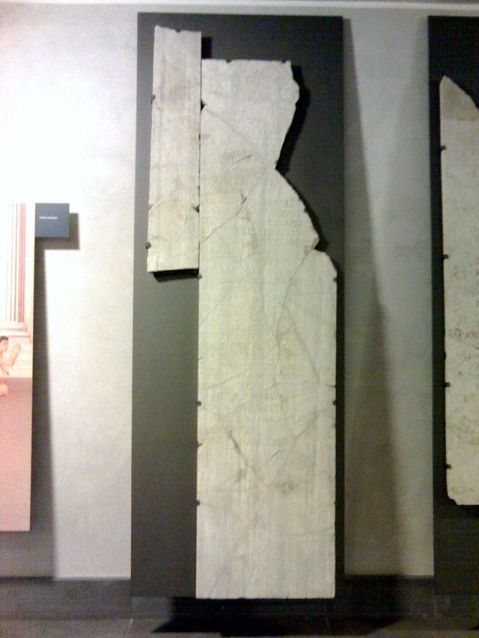 La lastra marmorea con l’iscrizione dei Giochi Isolimpici recuperata l'anno scorso nel cantiere del metrò di piazza Nicola Amore, che ha incisi in greco i vincitori di giochi celebrati a Napoli in onore di Augusto