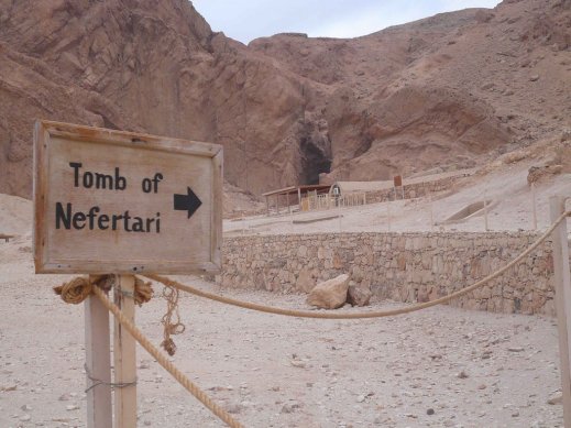 Il moderno ingresso alla tomba di Nefertari nella Valle delle Regine