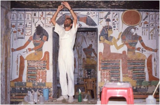Un momento dei delicati restauri del ciclo di affreschi della tomba di Nefertari durati per cinque anni