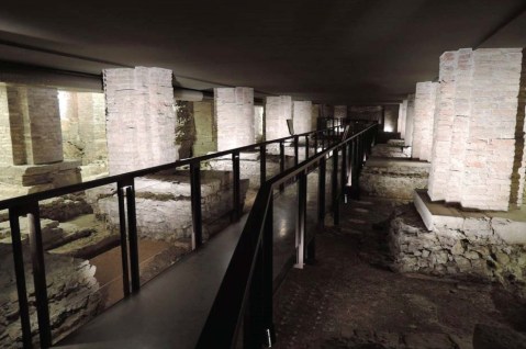 La vasta area archeologica sotto la navata del duomo di Vicenza con gli allestimenti per la visita