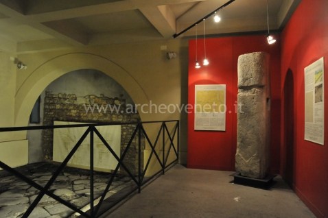 L'accesso alla strada romana basolata, sotto il duomo di Vicenza: corrisponde a un decumano minore