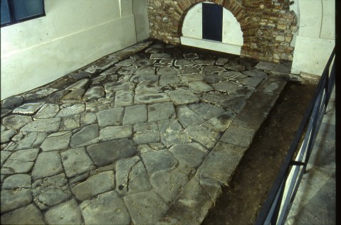 Il tratto di strada basolata romana perfettamente conservata sotto il duomo di Vicenza