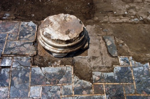 Le basi di colonna marmoree ritrovate a villa Adriana e oggi visitabili