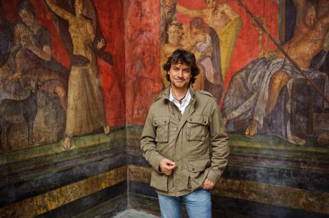 Con il supporto di archeologi e vulcanologi Alberto Angela ricostruisce come in presa diretta gli ultimi giorni di Pompei