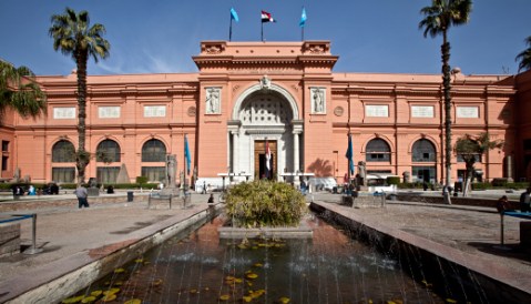 La monumentale facciata del museo Egizio del Cairo inaugurato nel 1902