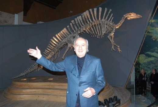 Giancarlo Ligabue al museo di Storia Naturale di Venezia  davanti al dinosauro scoperto in Niger e donato alla sua città