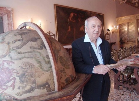 Giancarlo Ligabue, imprenditore e paleontologo, nella sua casa-museo sul Canal Grande a Venezia