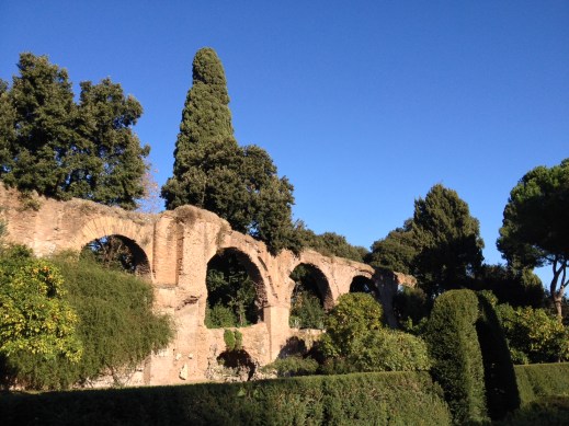 L'acquedotto neroniano che con trentasei arcate attraversa il giardino di villa Wolkonsky