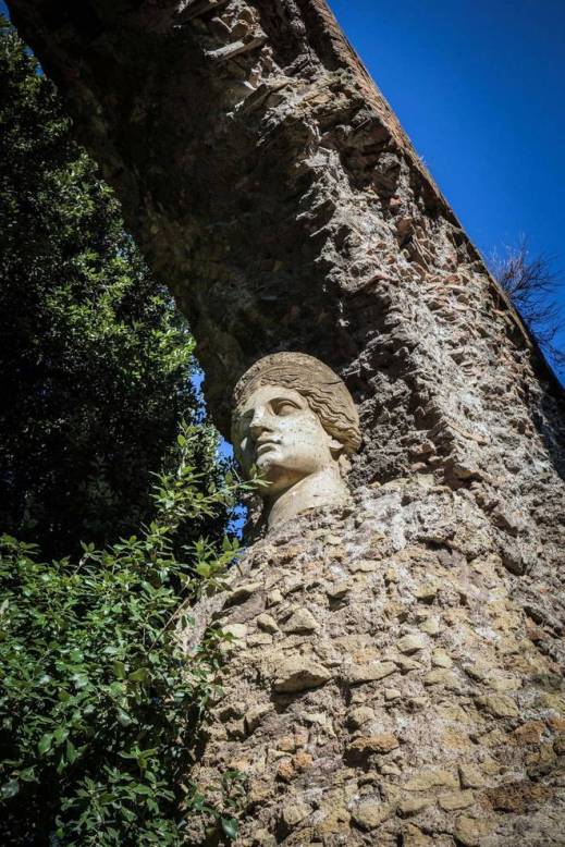 Una monumentale scultura antica impreziosisce il giardino lungo l'acquedotto romano