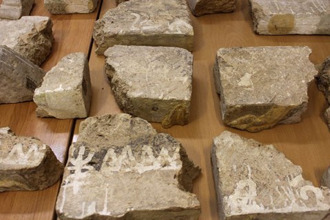 I mattoni invetriati e dipinti sul tavolo della missione irano-italiana di Tol-e Ajori (Iran)