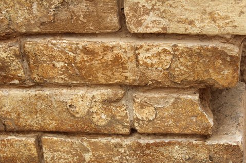 La fascia di mattoni invetriati ancora in situ a Tol-e Ajori con le rosette dipinte