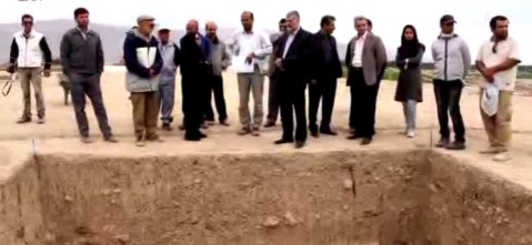 I direttori di scavo Chaverdi e Callieri mostrano i risultati della missione a Tol-e Ajori vicino a Persepoli