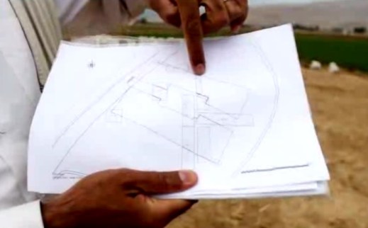 Alireza Askari Chaverdi mostra la pianta dell'edificio di Tol-e Ajori: il giallo è svelato, si tratta di una porta monumentale