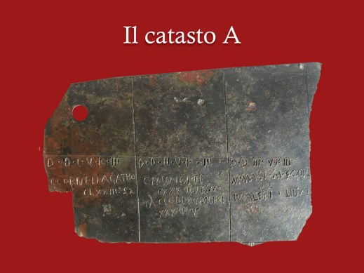 Il frammento di bronzo (catasto A)  di una tavola catastale trovato nel 1996 nel criptoportico