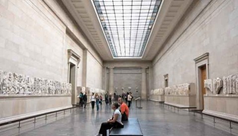 La grande sala in cui al British Museum sono esposti i marmi del Partenone strappati da Elgin