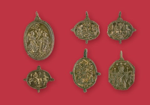 Alcune medagliette devozionali trovate nello scavo diretto da Alka Starac a Pola