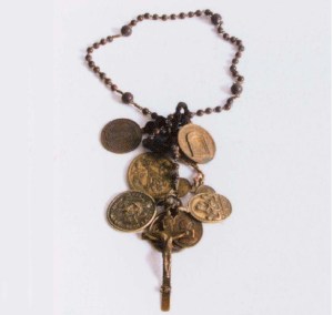 Un rosario con medagliette devozionali dallo scavo di San Teodoro a Pola
