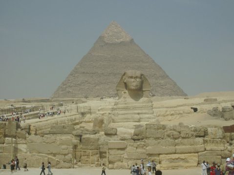 La Sfinge e la grande piramide a Giza: nei secoli la pssione per l''Egitto è diventata "moda"