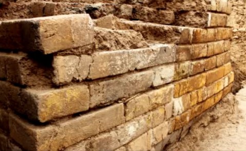 I corsi di mattoni invetriati trovati in situ nella porta monumentale di Tol-e Ajori vicino Persepoli (Iran)