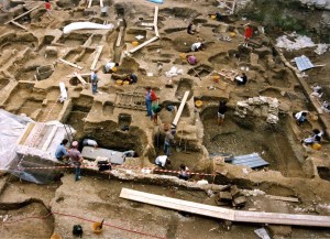 Un cantiere di scavo archeologico con giovani volontari