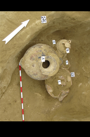 Le tombe micenee scoperte a Eghion hanno restituito ricchi corredi ceramici