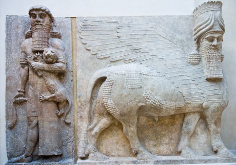 La statua di Gilgamesh e un lamassu da Khorsabad, oggi conservati al museo del Louvre di Parigi