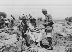 La scrittrice Agatha Christie nel 1931 in Iraq tra due famosi archeologi orientalisti, a sinistra il marito Max Mallowan e a destra Leonard Wooley