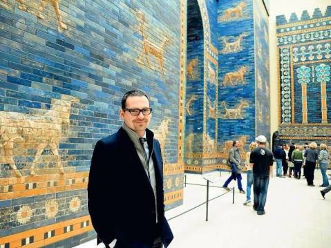 Il direttore del Pergamonmuseum di Berlino, Markus Hilgert, davanti alla Porta di Ishtar di Babilonia