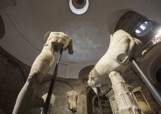 L'allestimento all'interno del tempio di Romolo con le statue dalla fonte Giuturna 