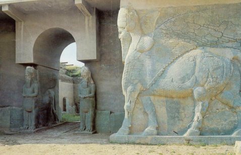 I lamassu (tori androcefali alati) sulla porta del palazzo di Nimrud: potrebbero essere già stati distrutti dai Jidaisti