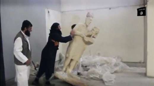 L'abbattimento di una statua conservata nel museo di Mosul in Iraq