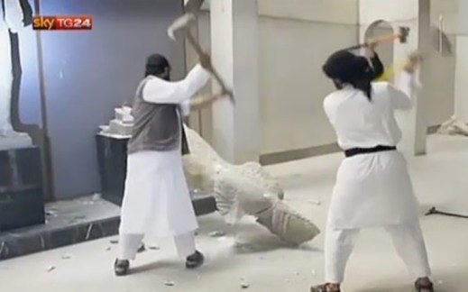 I miliziani dell'Isis si accaniscono contro i tesori del museo di Mosul in Iraq